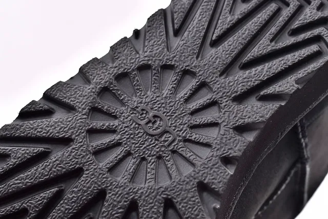 UGG 黑色羊毛皮内衬麂皮上层雪靴 7