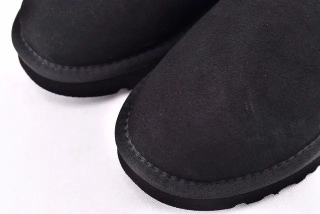 UGG 黑色羊毛皮内衬麂皮上层雪靴 10