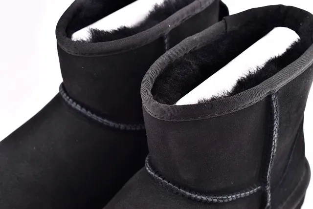 UGG 黑色羊毛皮内衬麂皮上层雪靴 11