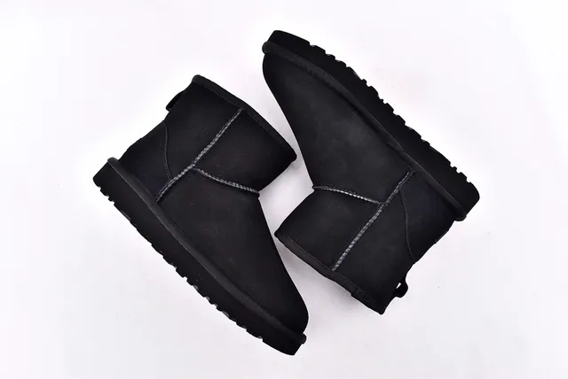 UGG 黑色羊毛皮内衬麂皮上层雪靴 12