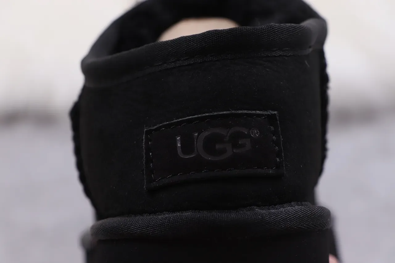 UGG कालो स्लिप-ऑन शियरलिंग-लाइंड स्नो बूट 2