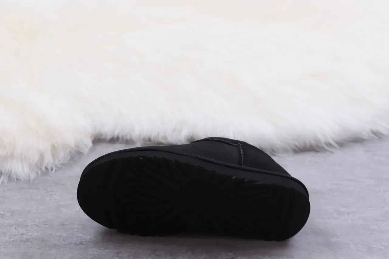 UGG कालो स्लिप-ऑन शियरलिंग-लाइंड स्नो बूट 3