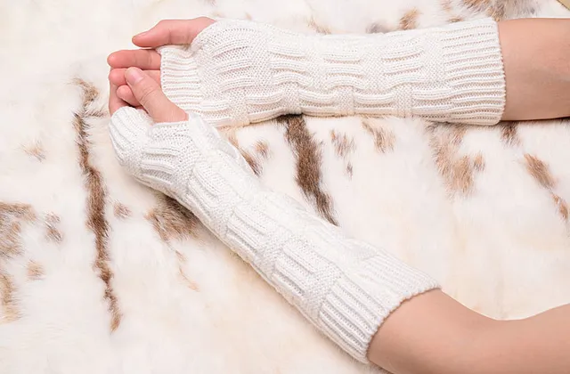 UGG Cable-Knit Fingerless Arm Warmers Black Knit Gloves 8