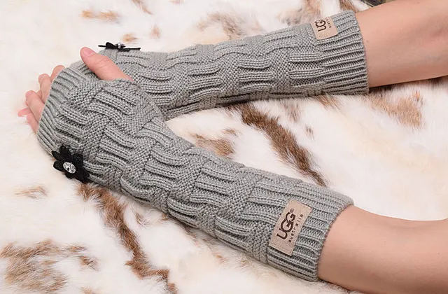 UGG Cable-Knit Fingerless Arm Warmers Black Knit Gloves 15
