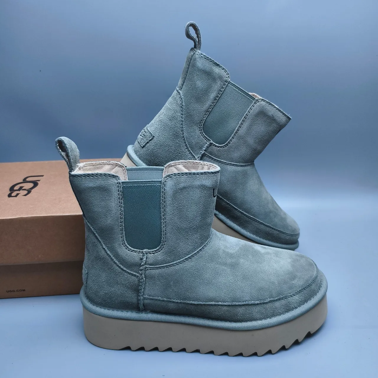 UGG Green Beige Platform Sole Elastic Side Gussets Chelsea Boots 6