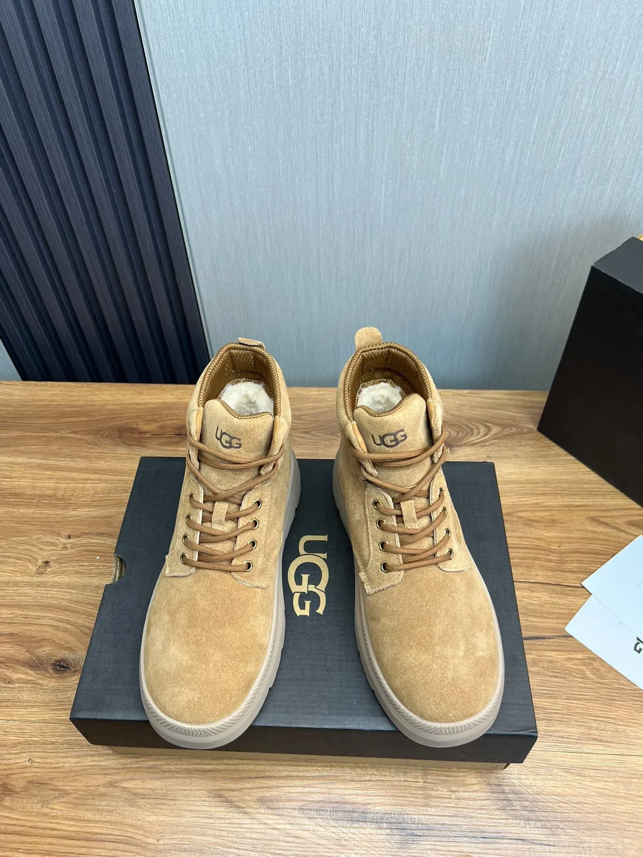 UGG حذاء عمل من السويد ذو أربطة ومنصة سميكة 2