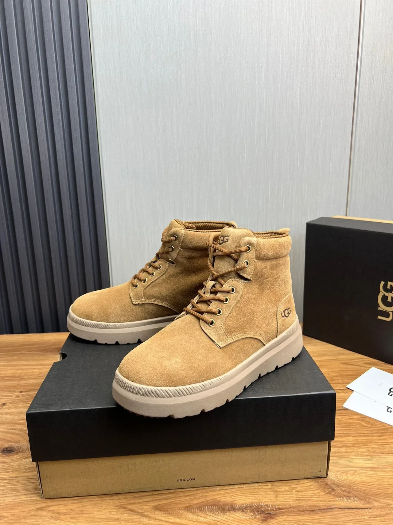 UGG حذاء عمل من السويد ذو أربطة ومنصة سميكة 3