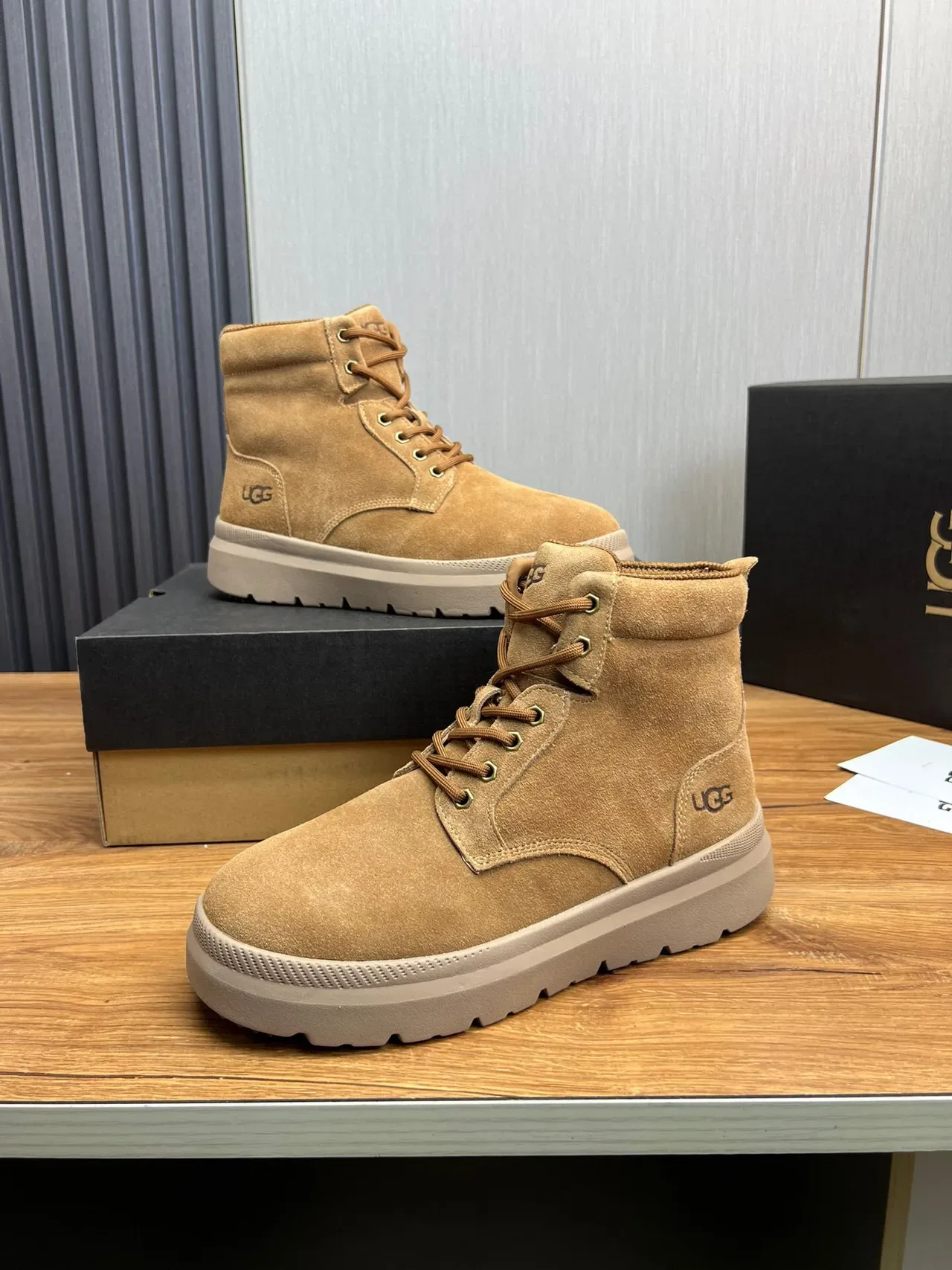 UGG حذاء عمل من السويد ذو أربطة ومنصة سميكة 4