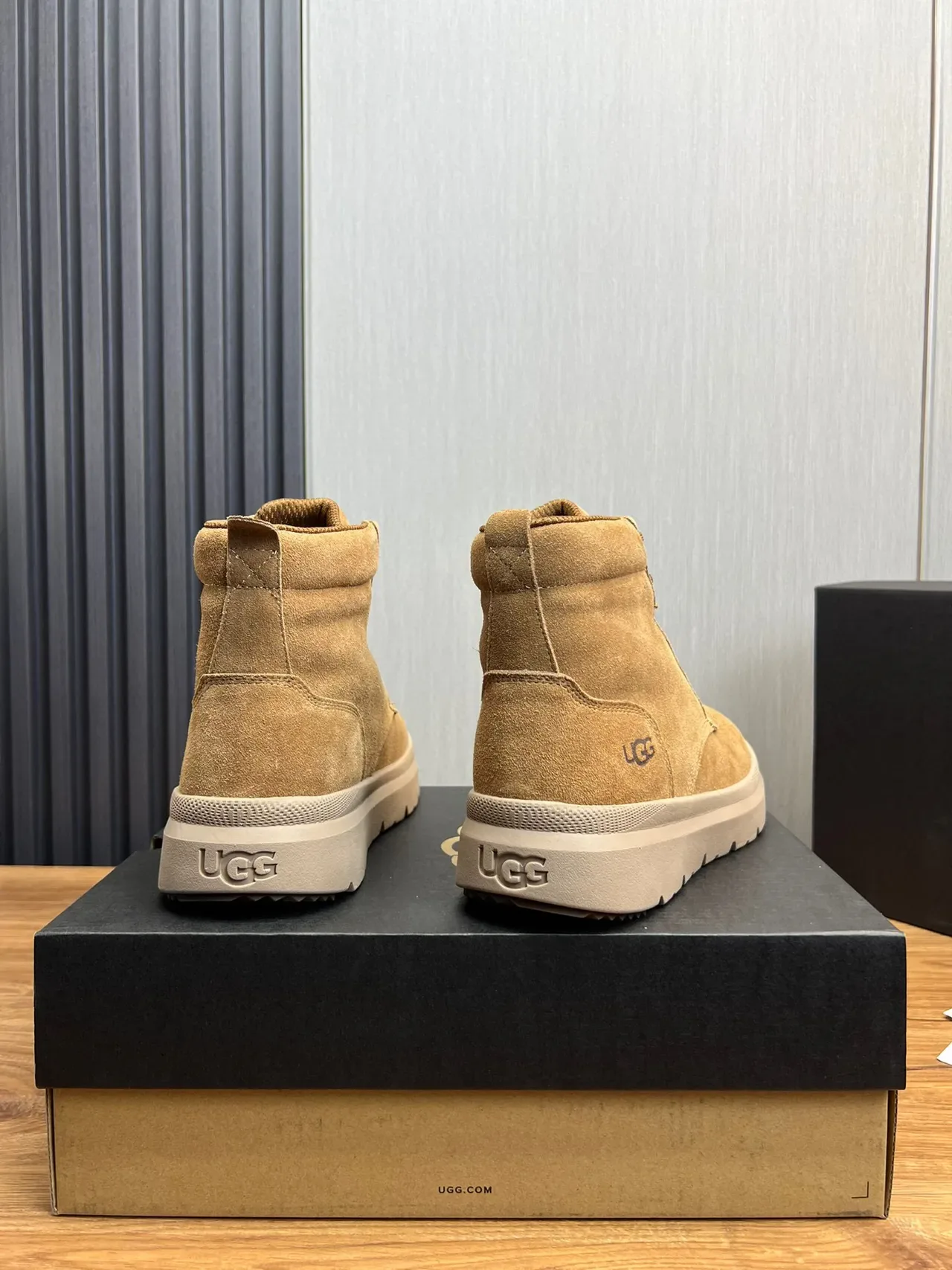 UGG حذاء عمل من السويد ذو أربطة ومنصة سميكة 5