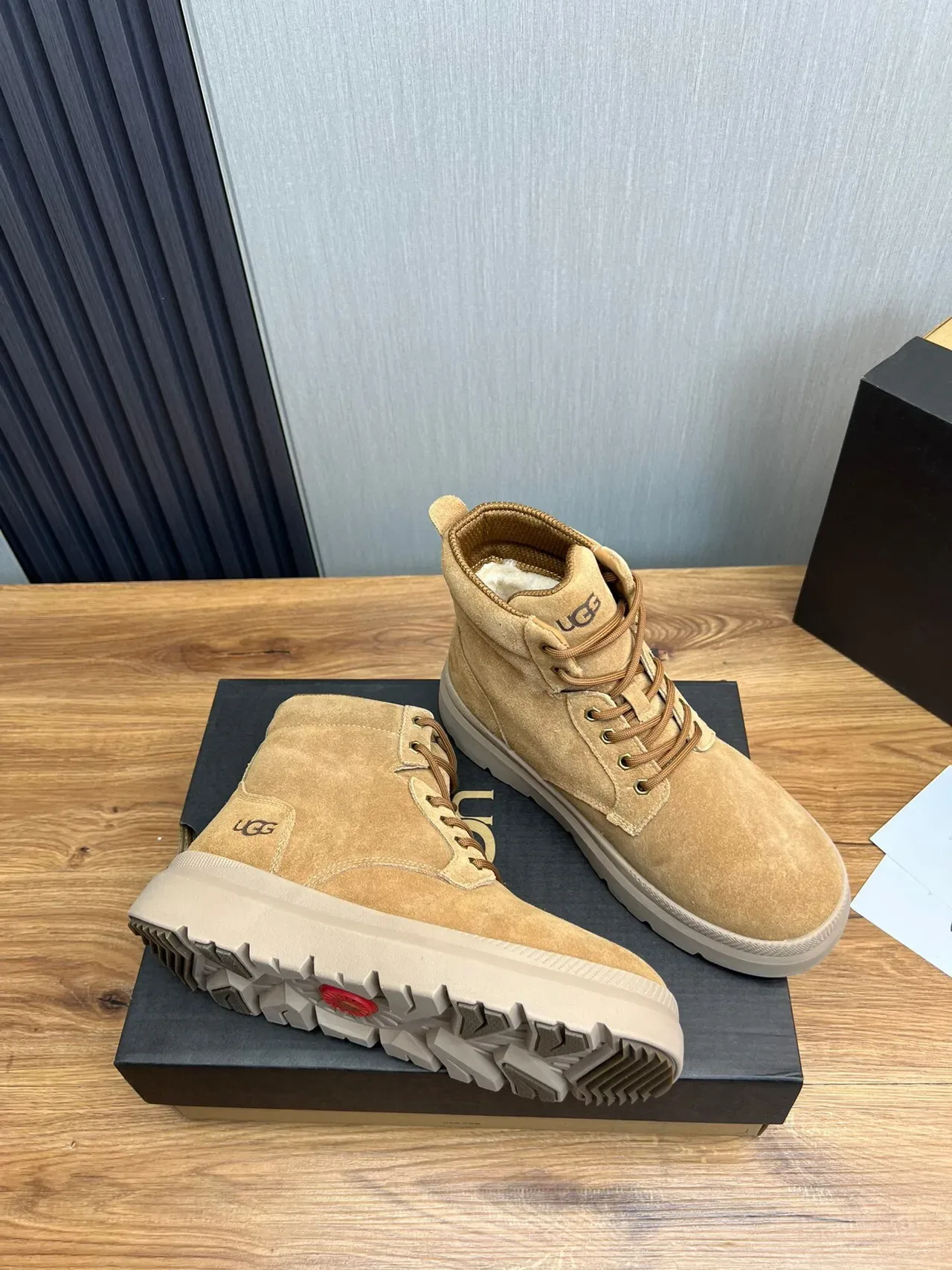 UGG حذاء عمل من السويد ذو أربطة ومنصة سميكة 6