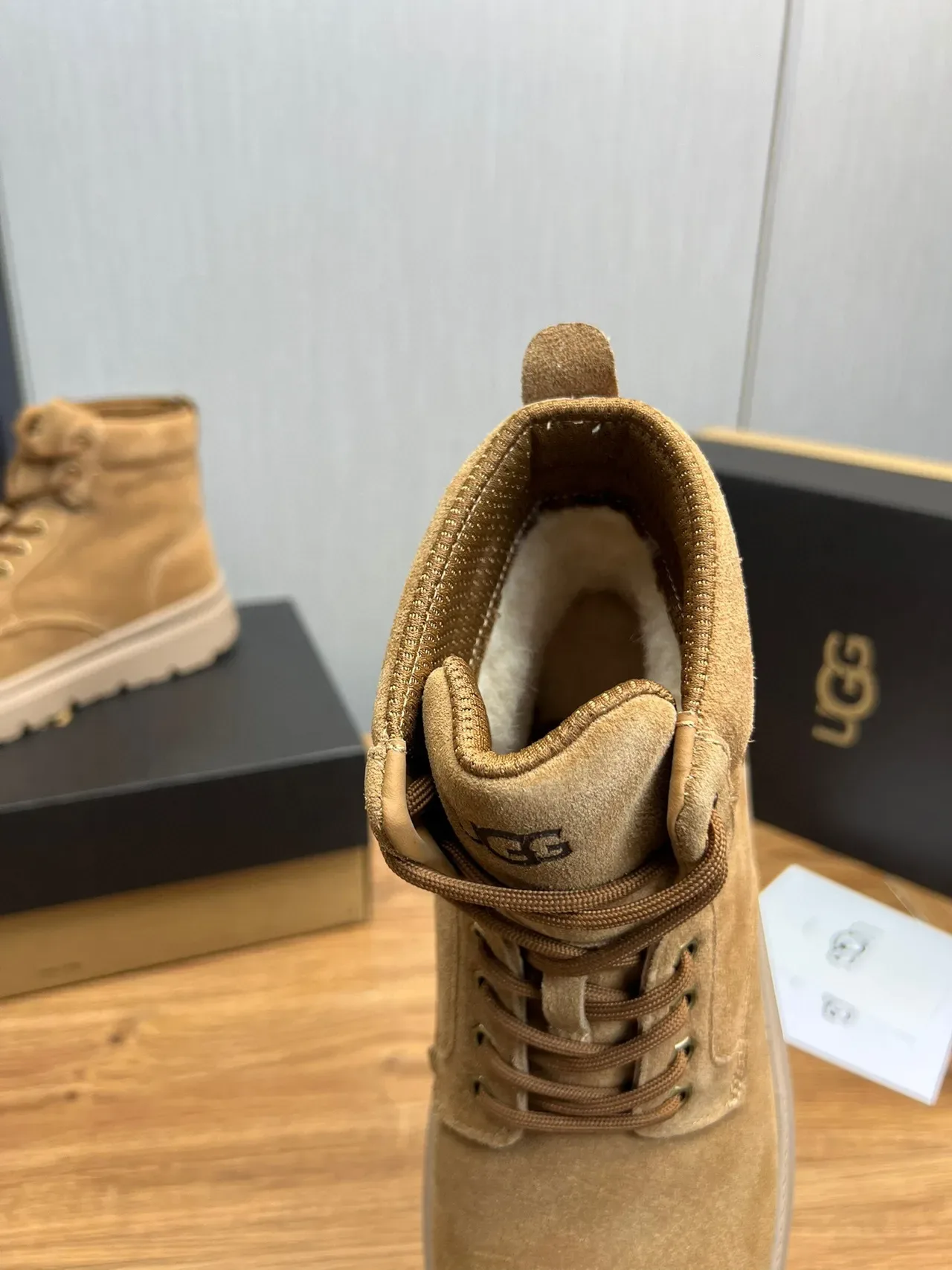 UGG حذاء عمل من السويد ذو أربطة ومنصة سميكة 8