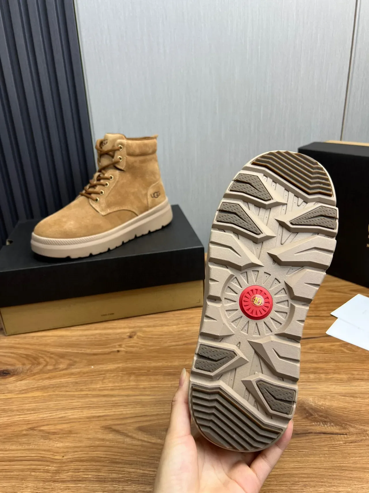 UGG حذاء عمل من السويد ذو أربطة ومنصة سميكة 9