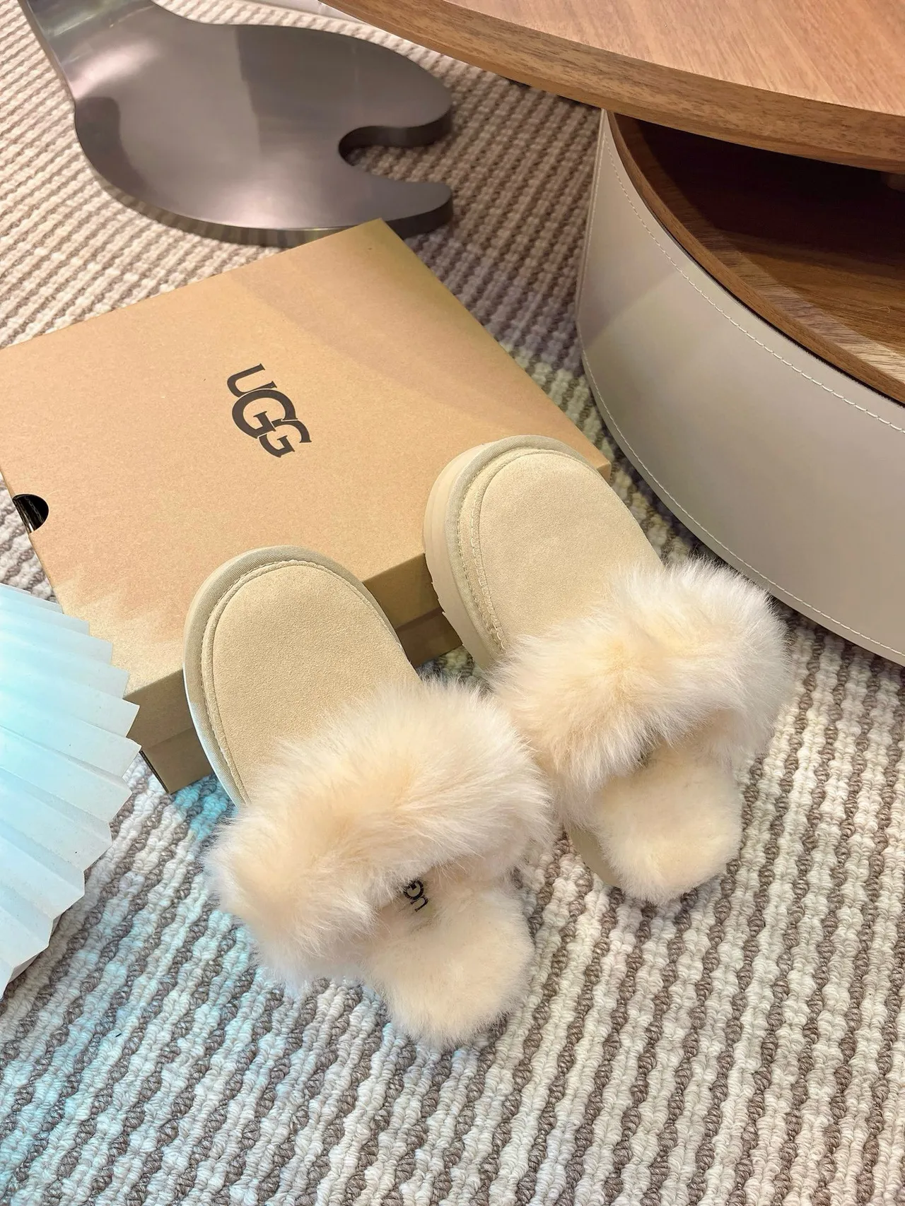 UGG Tasman بيج جلد سويدي محفوف بالشيرلينج نعال منصة 6