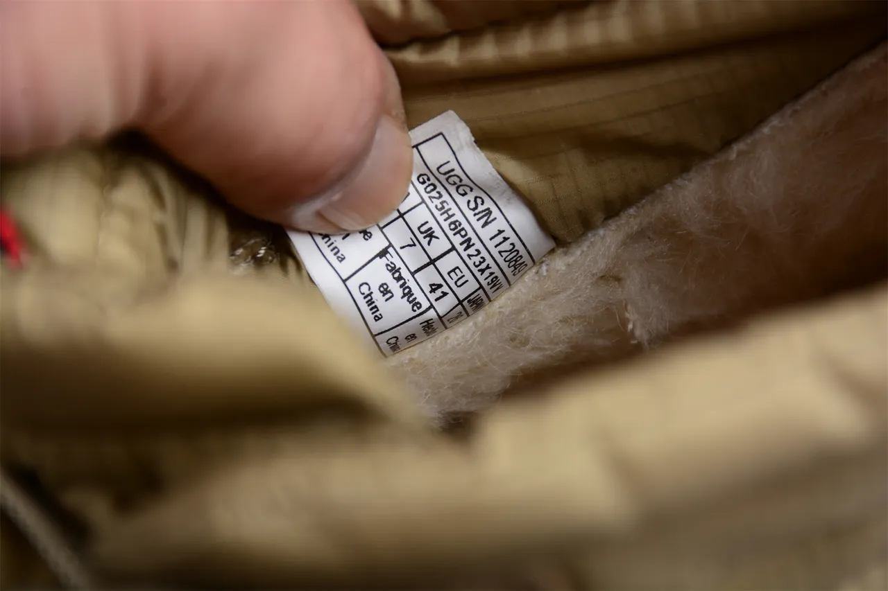 UGG Tasman Beige सादा कुइल्टेड पफर कफ सुड अपर बरफের बुट 3