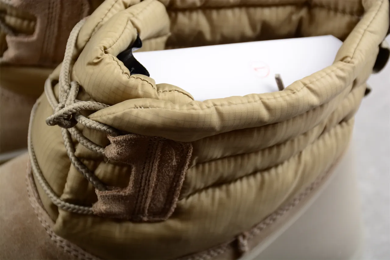 UGG Tasman Beige सादा कुइल्टेड पफर कफ सुड अपर बरफের बुट 5