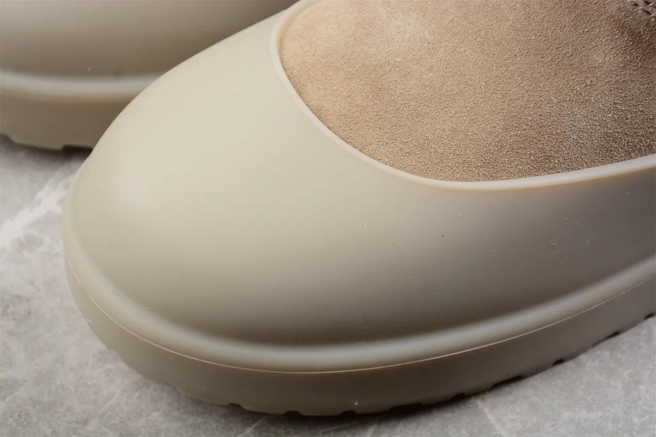 UGG Tasman Beige सादा कुइल्टेड पफर कफ सुड अपर बरफের बुट 7