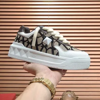 Valentino beige blanco monogramado lona detalle de tachuelas piramidales zapatillas lifestyle