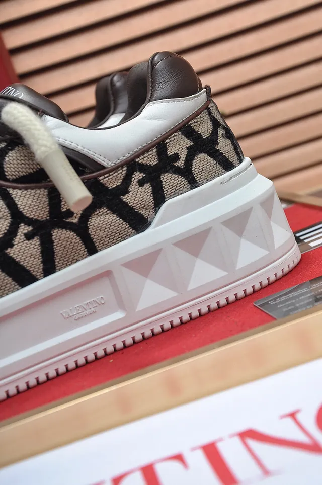 Valentino beige blanc monogrammé toile détail clou pyramide sneakers lifestyle 2
