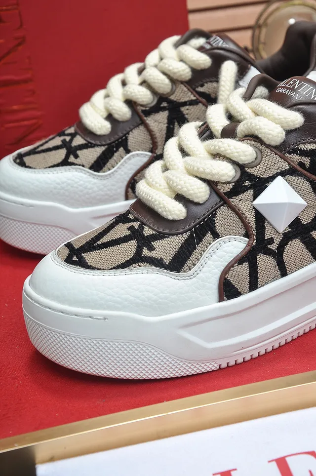 Valentino beige blanc monogrammé toile détail clou pyramide sneakers lifestyle 3