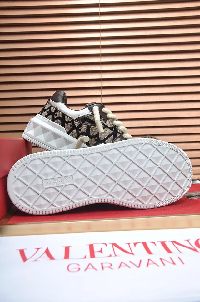 Valentino beige blanc monogrammé toile détail clou pyramide sneakers lifestyle 4