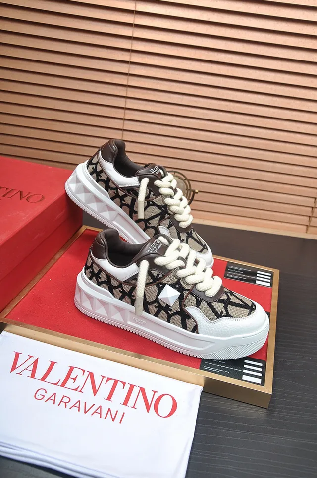 Valentino beige blanc monogrammé toile détail clou pyramide sneakers lifestyle 5