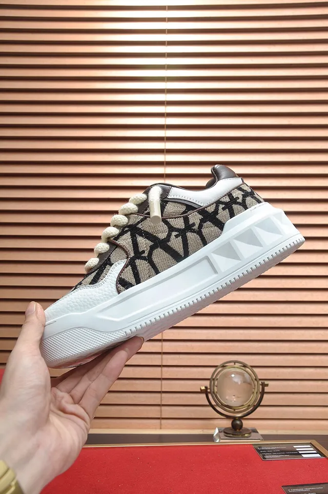 Valentino beige blanc monogrammé toile détail clou pyramide sneakers lifestyle 6