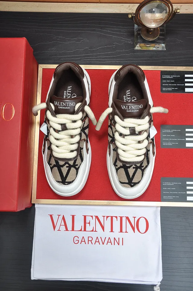 Valentino beige blanc monogrammé toile détail clou pyramide sneakers lifestyle 7