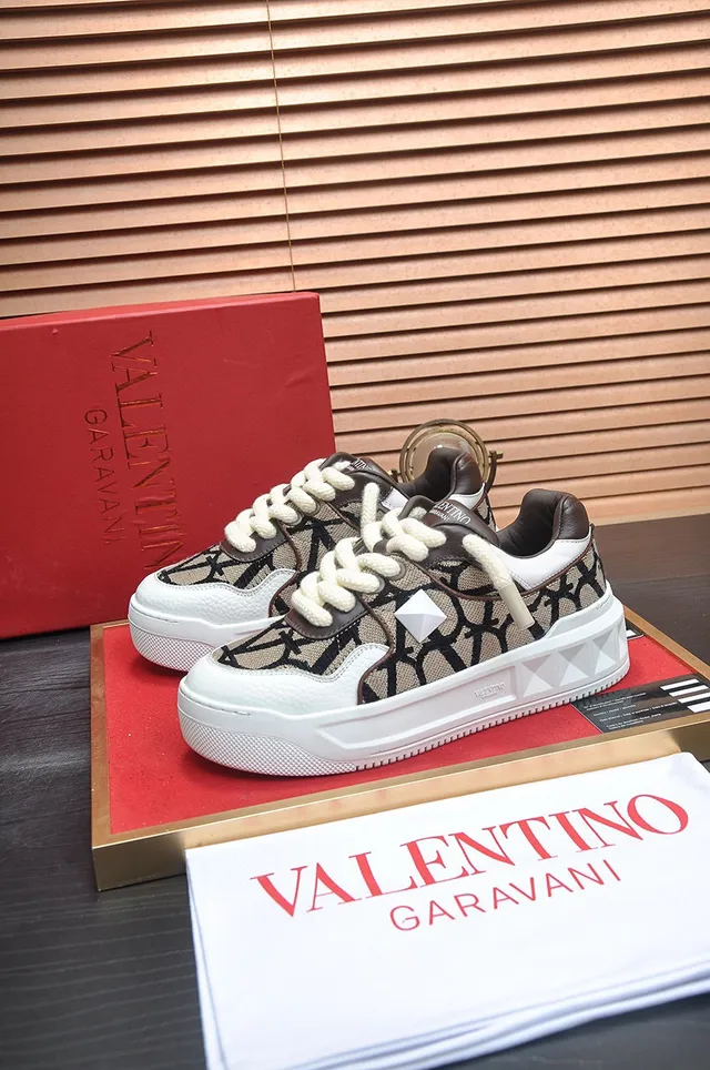 Valentino beige blanc monogrammé toile détail clou pyramide sneakers lifestyle 8