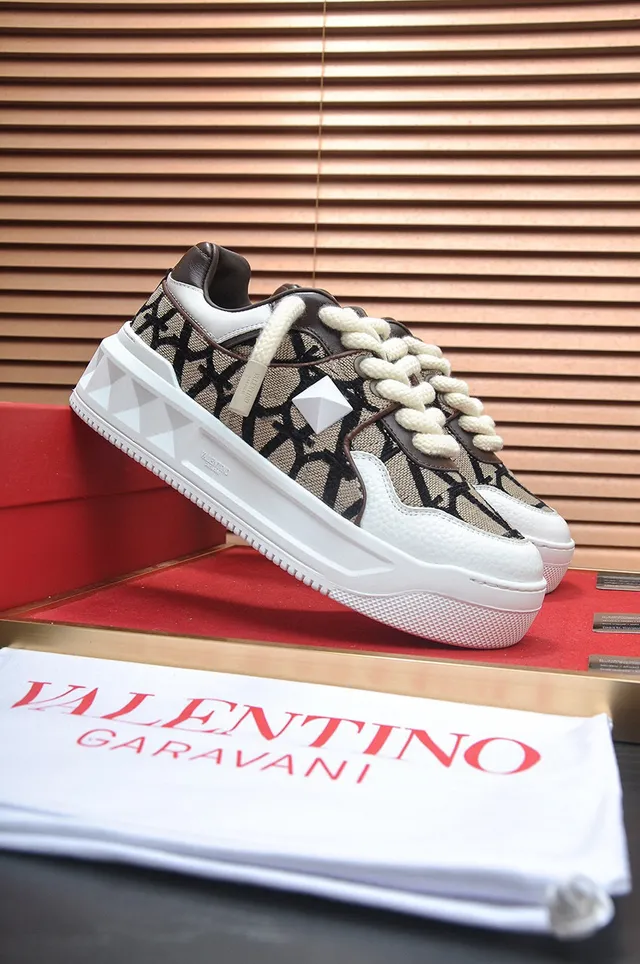 Valentino beige blanc monogrammé toile détail clou pyramide sneakers lifestyle 9