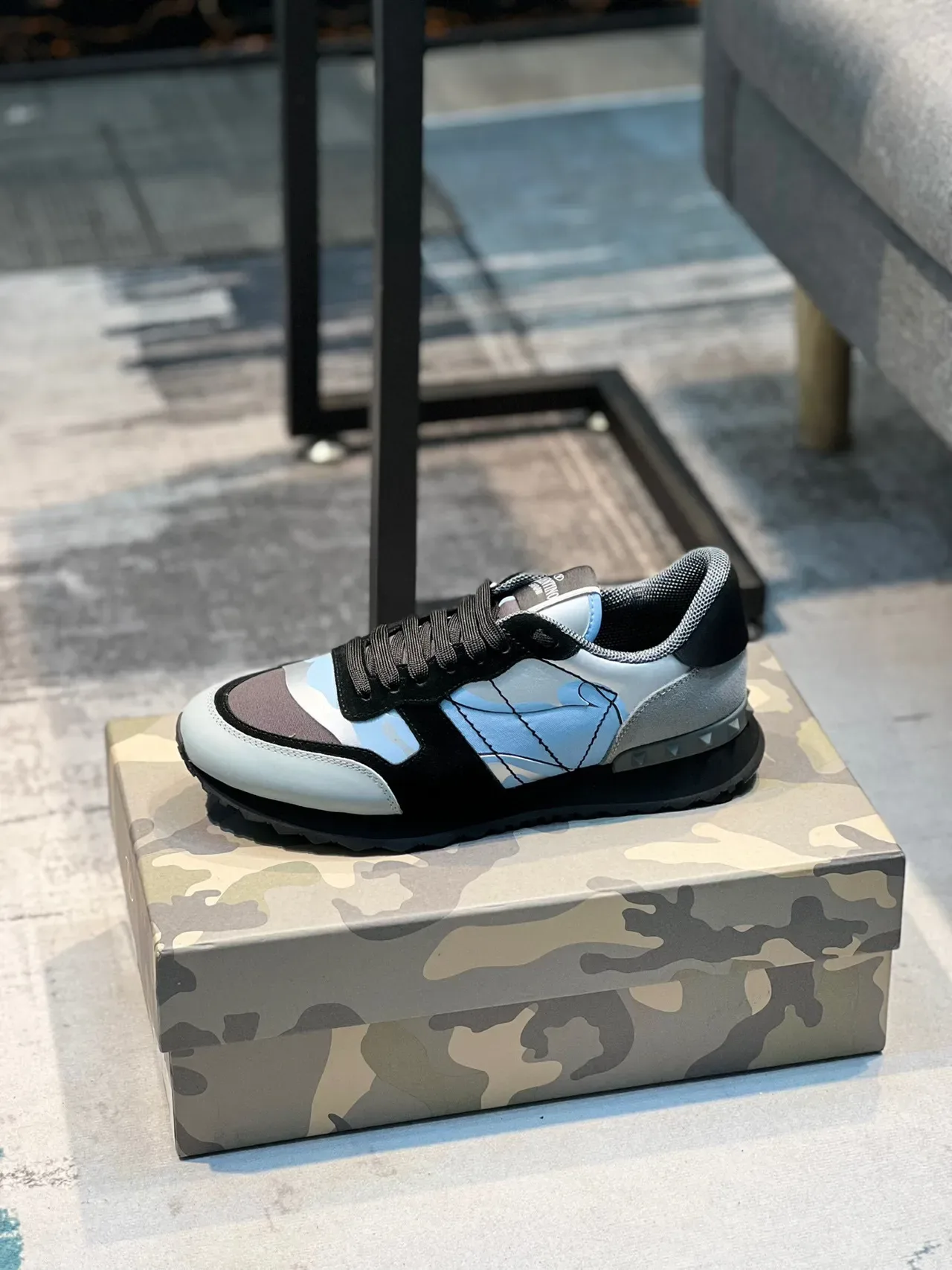 Valentino Tênis Negros Multicolor Impressão de Camuflagem Parte Superior Tachado Contraforte do Calcanhar Tênis Chunky 1