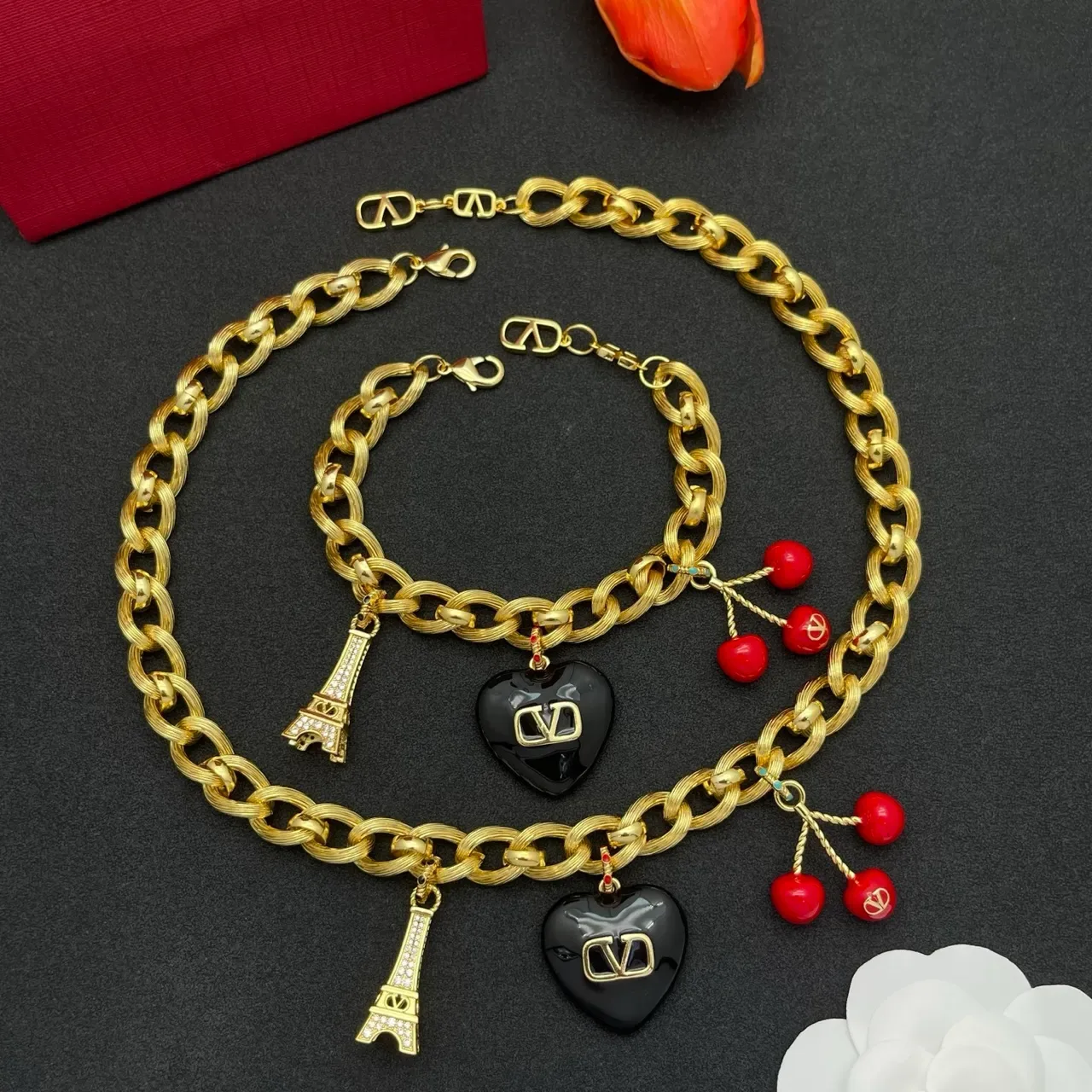 Collier Valentino Chaîne Curb Chunky Or avec Pendentif Multi-Charm et Rouge 2