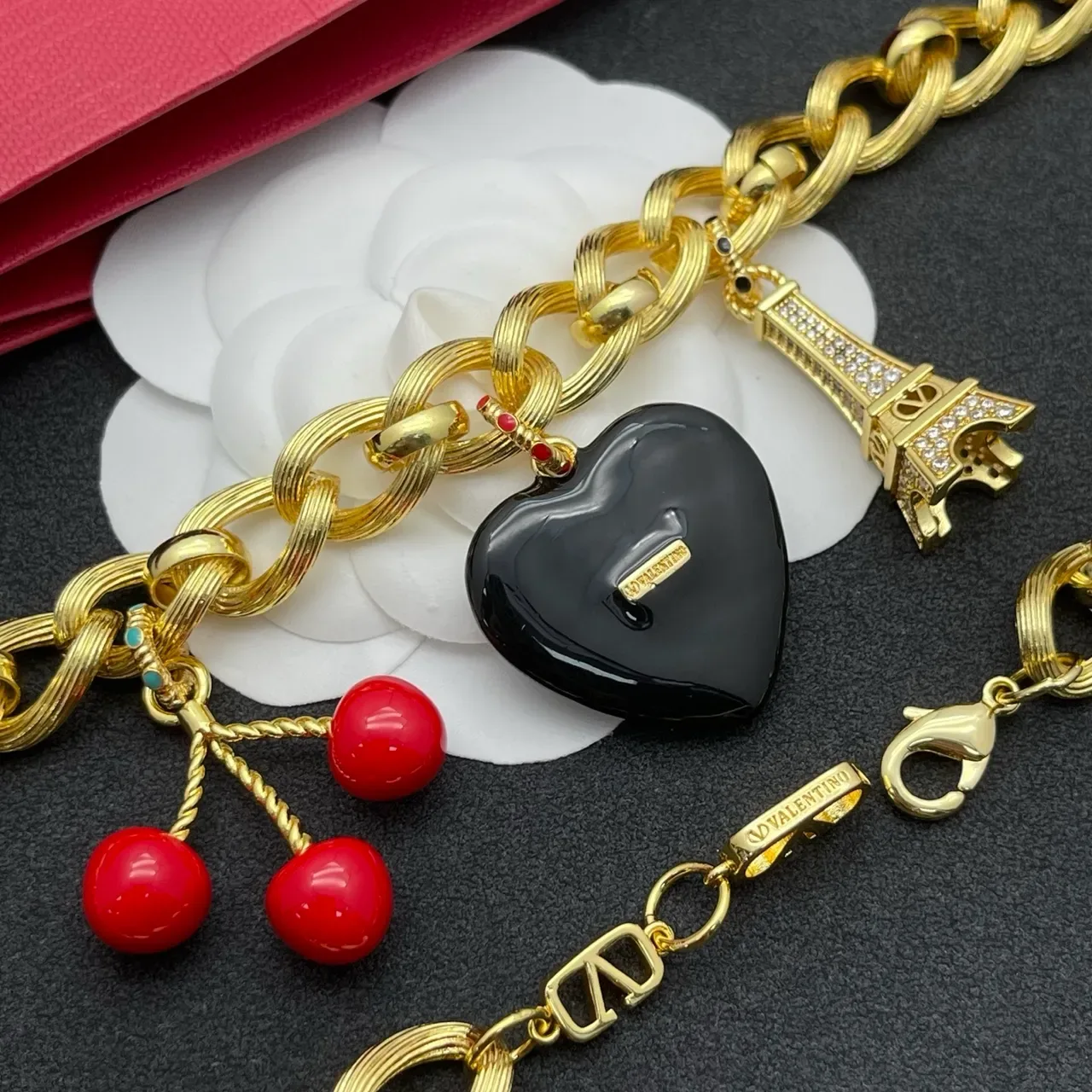 Collier Valentino Chaîne Curb Chunky Or avec Pendentif Multi-Charm et Rouge 3