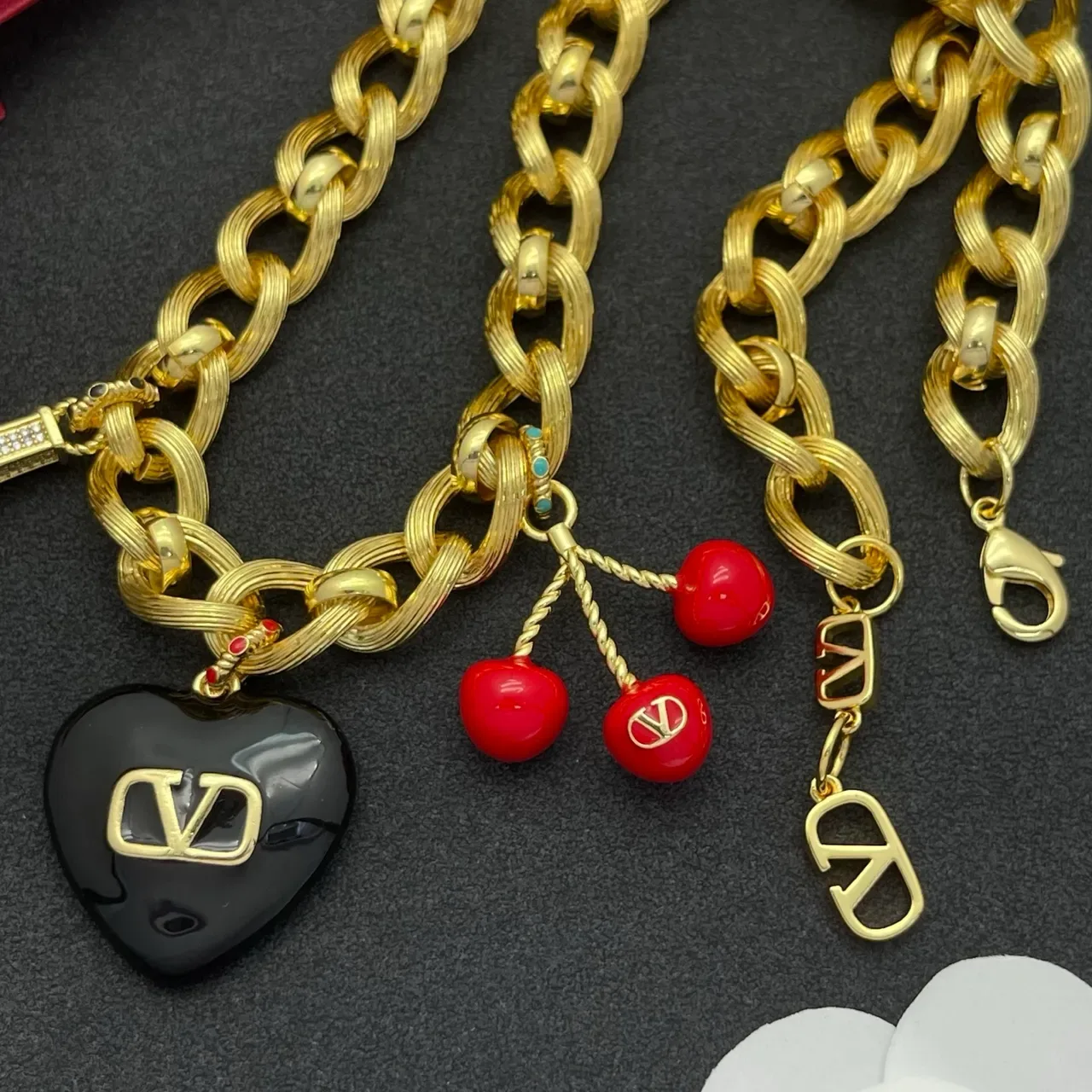 Collier Valentino Chaîne Curb Chunky Or avec Pendentif Multi-Charm et Rouge 4