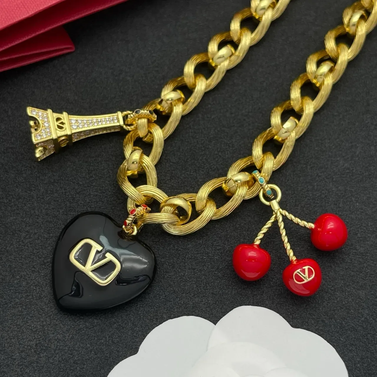 Collier Valentino Chaîne Curb Chunky Or avec Pendentif Multi-Charm et Rouge 5