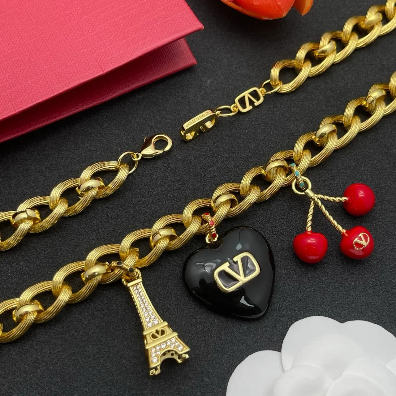 Collier Valentino Chaîne Curb Chunky Or avec Pendentif Multi-Charm et Rouge 6