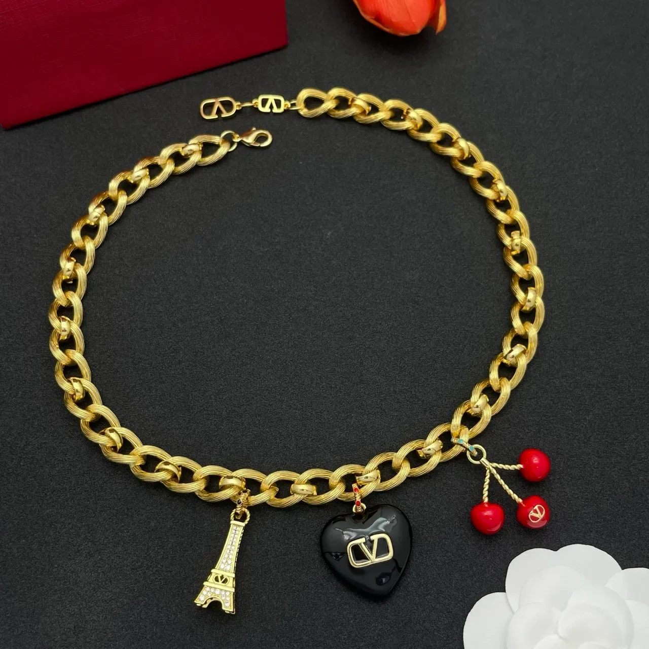 Collier Valentino Chaîne Curb Chunky Or avec Pendentif Multi-Charm et Rouge 7