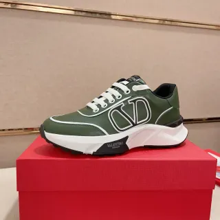 Valentino أخضر أبيض زيتوني جلد أعلى Oversized VLTN لوجو لايف ستايل سنيكرز