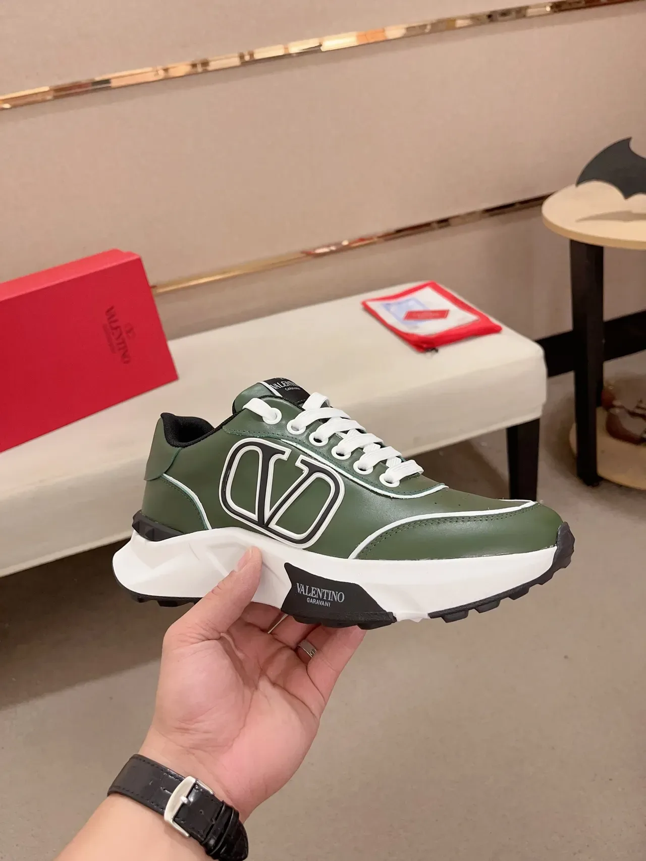 Valentino أخضر أبيض زيتوني جلد أعلى Oversized VLTN لوجو لايف ستايل سنيكرز 4