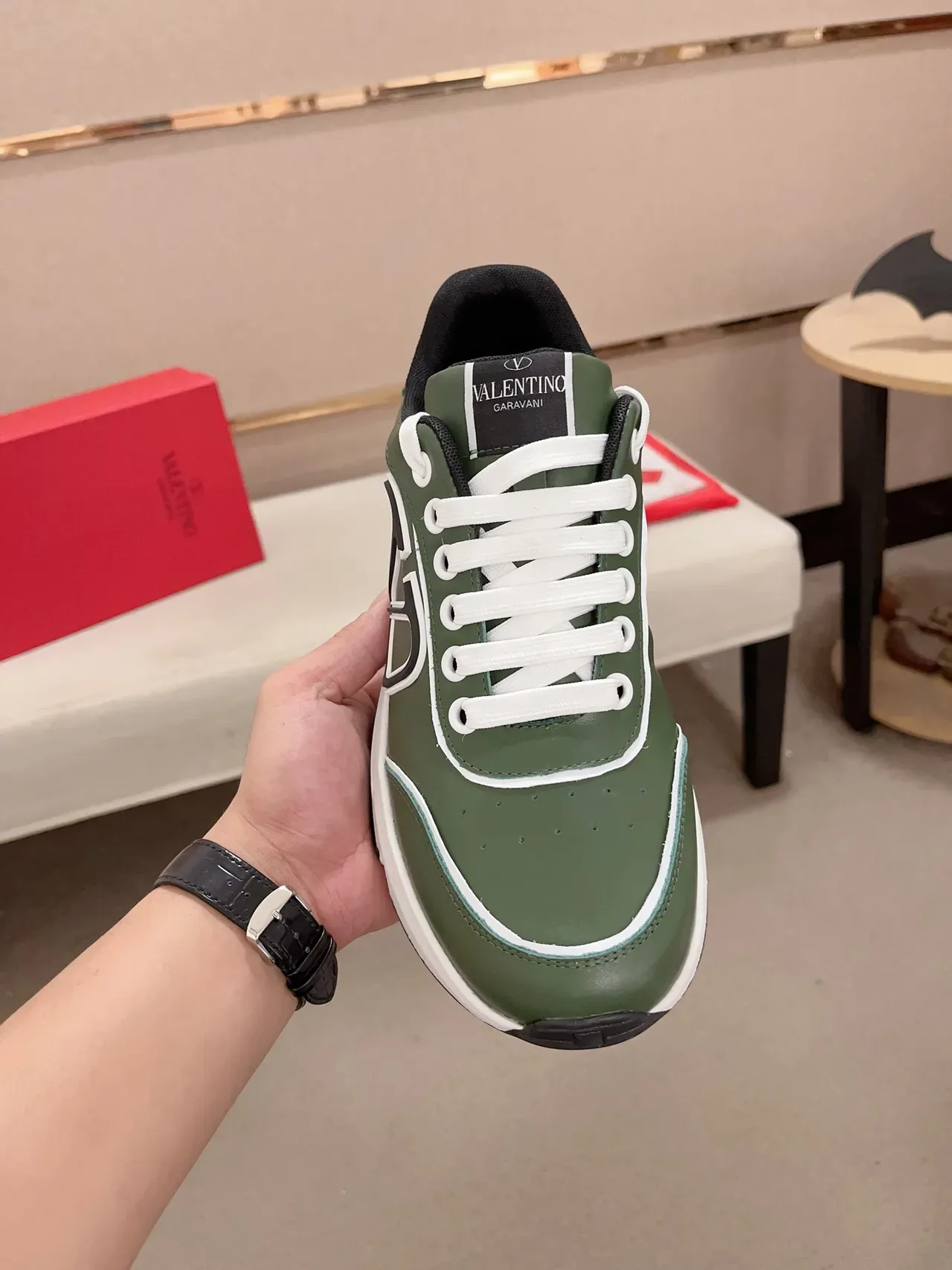 Valentino أخضر أبيض زيتوني جلد أعلى Oversized VLTN لوجو لايف ستايل سنيكرز 5