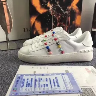 Valentino Rockstud 多彩金字塔钉白色生活方式运动鞋