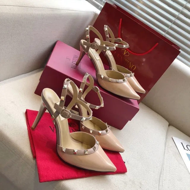 Valentino Rockstud نيود باترنت مرصعة بالميليات T-strap كعب ستيليتو 6