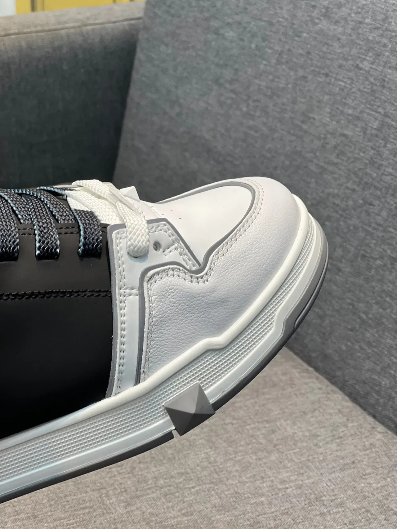 Valentino Rockstud Zapatillas Lifestyle Blancas Negras Cuero Estructurado Panel Lateral Contraste 3