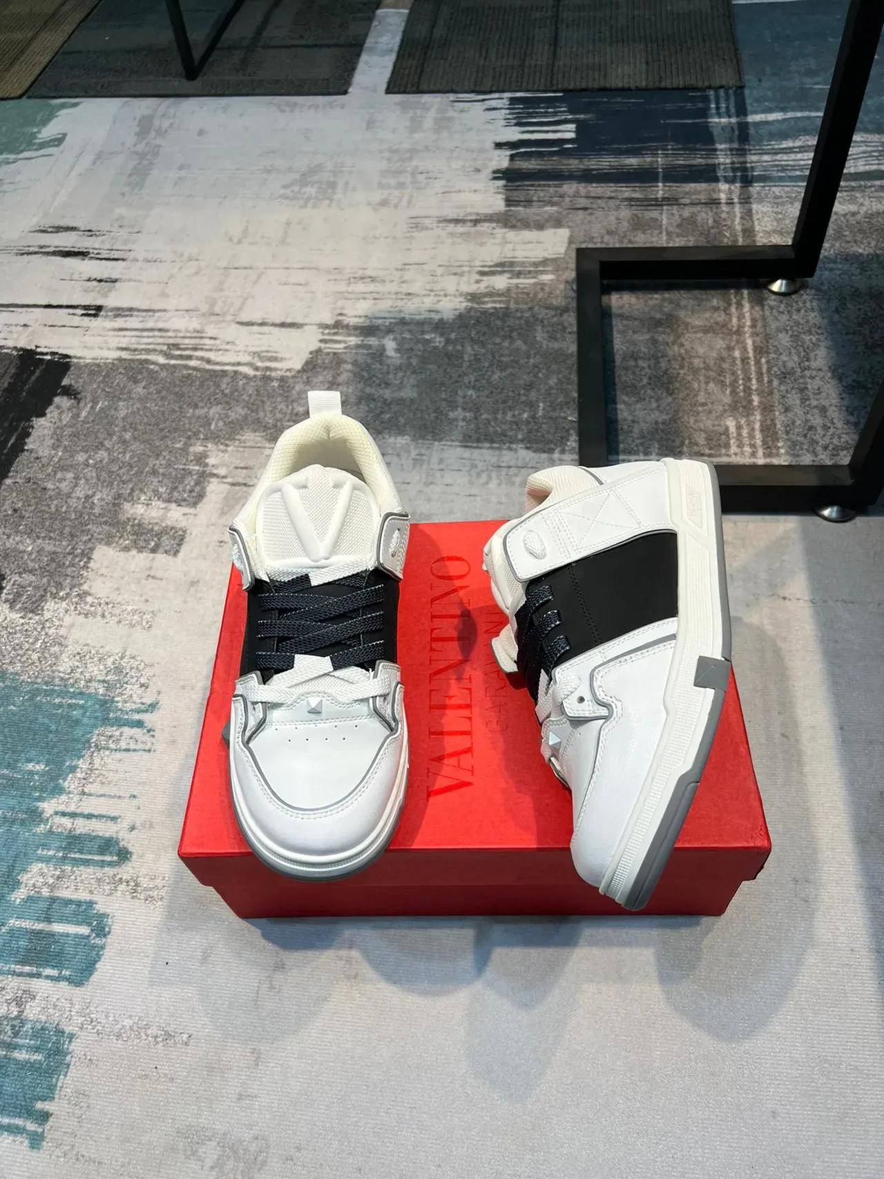 Valentino Rockstud Zapatillas Lifestyle Blancas Negras Cuero Estructurado Panel Lateral Contraste 4