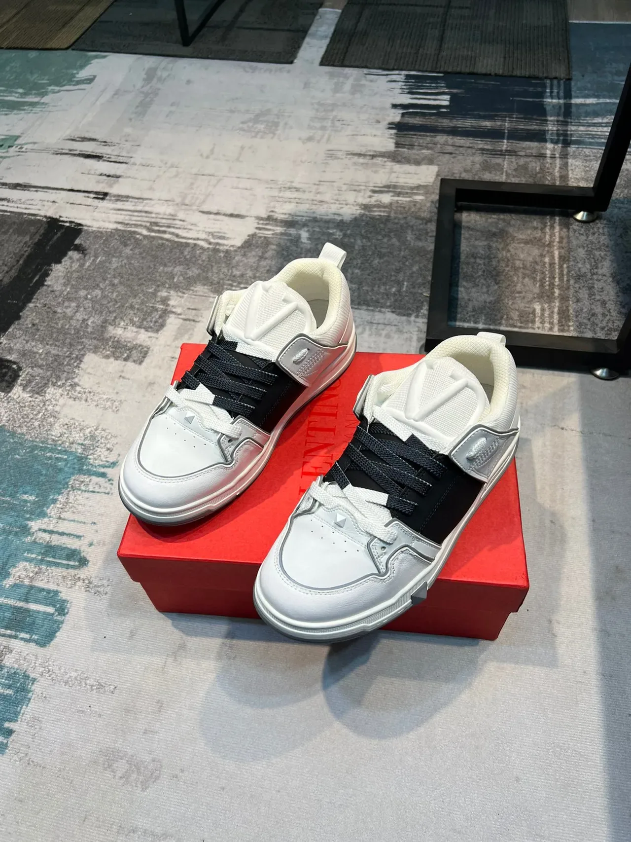 Valentino Rockstud Zapatillas Lifestyle Blancas Negras Cuero Estructurado Panel Lateral Contraste 5