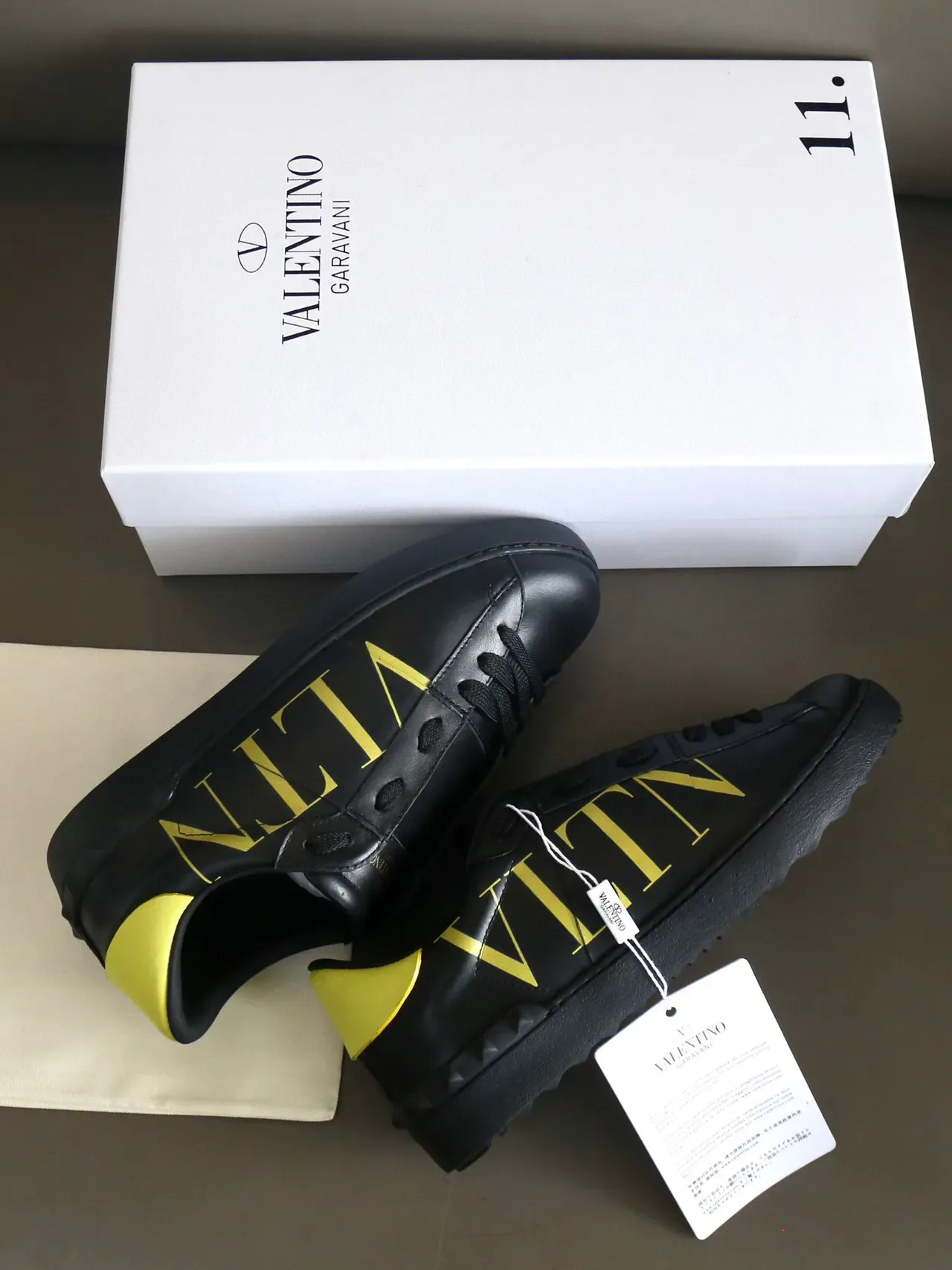 Valentino VLTN sneakers lifestyle en cuir noir et jaune 3