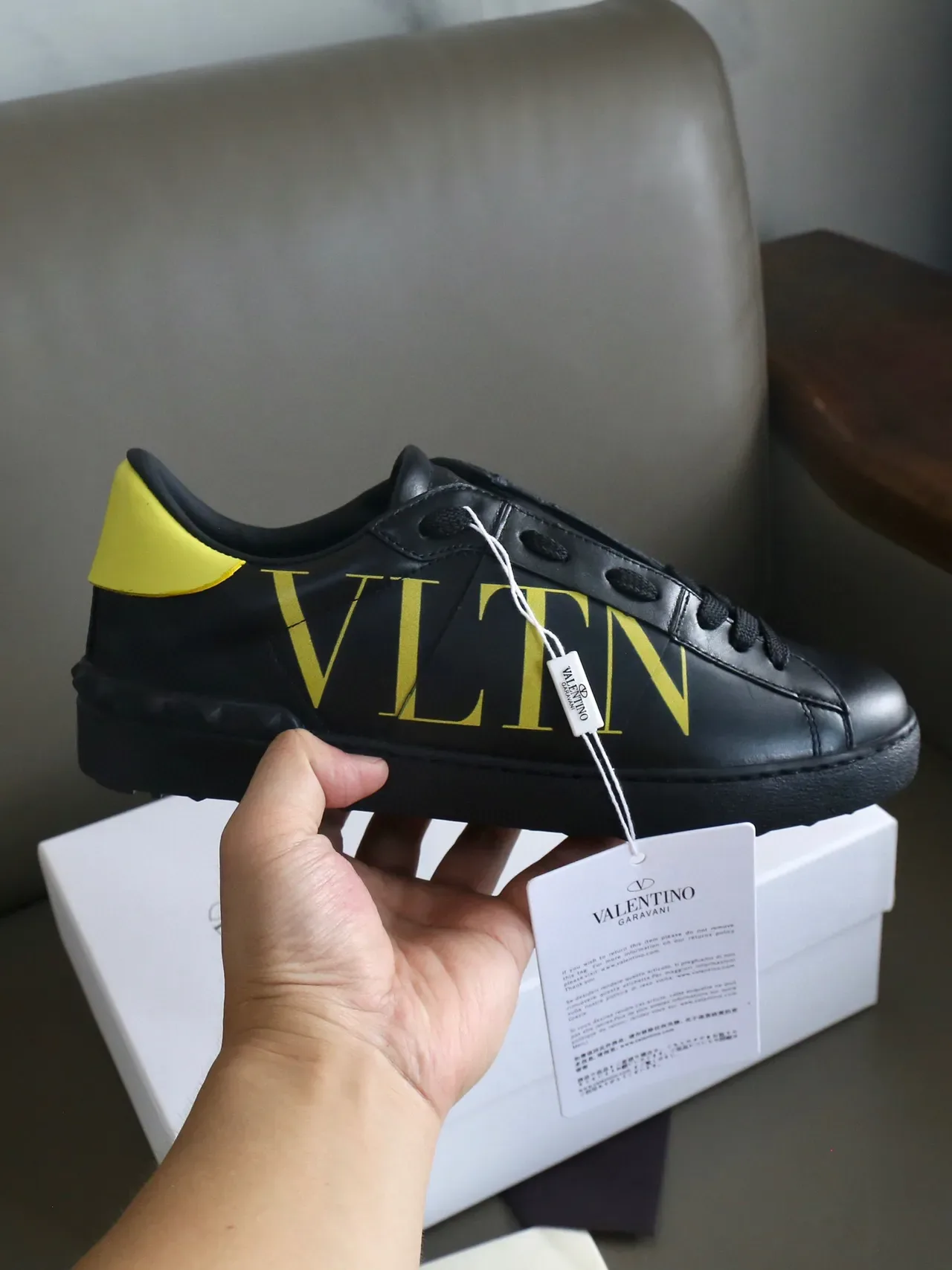 Valentino VLTN sneakers lifestyle en cuir noir et jaune 4