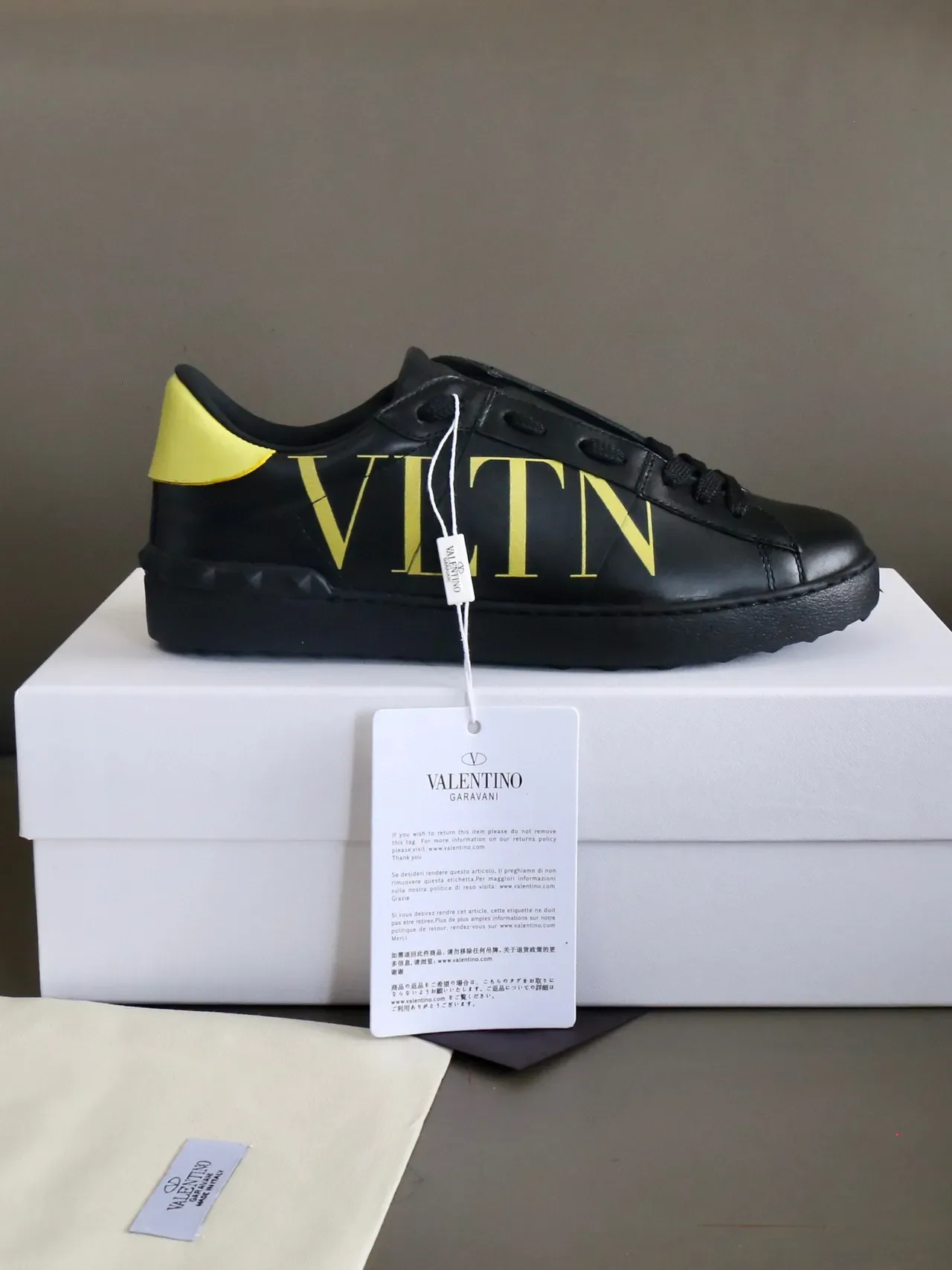 Valentino VLTN sneakers lifestyle en cuir noir et jaune 5