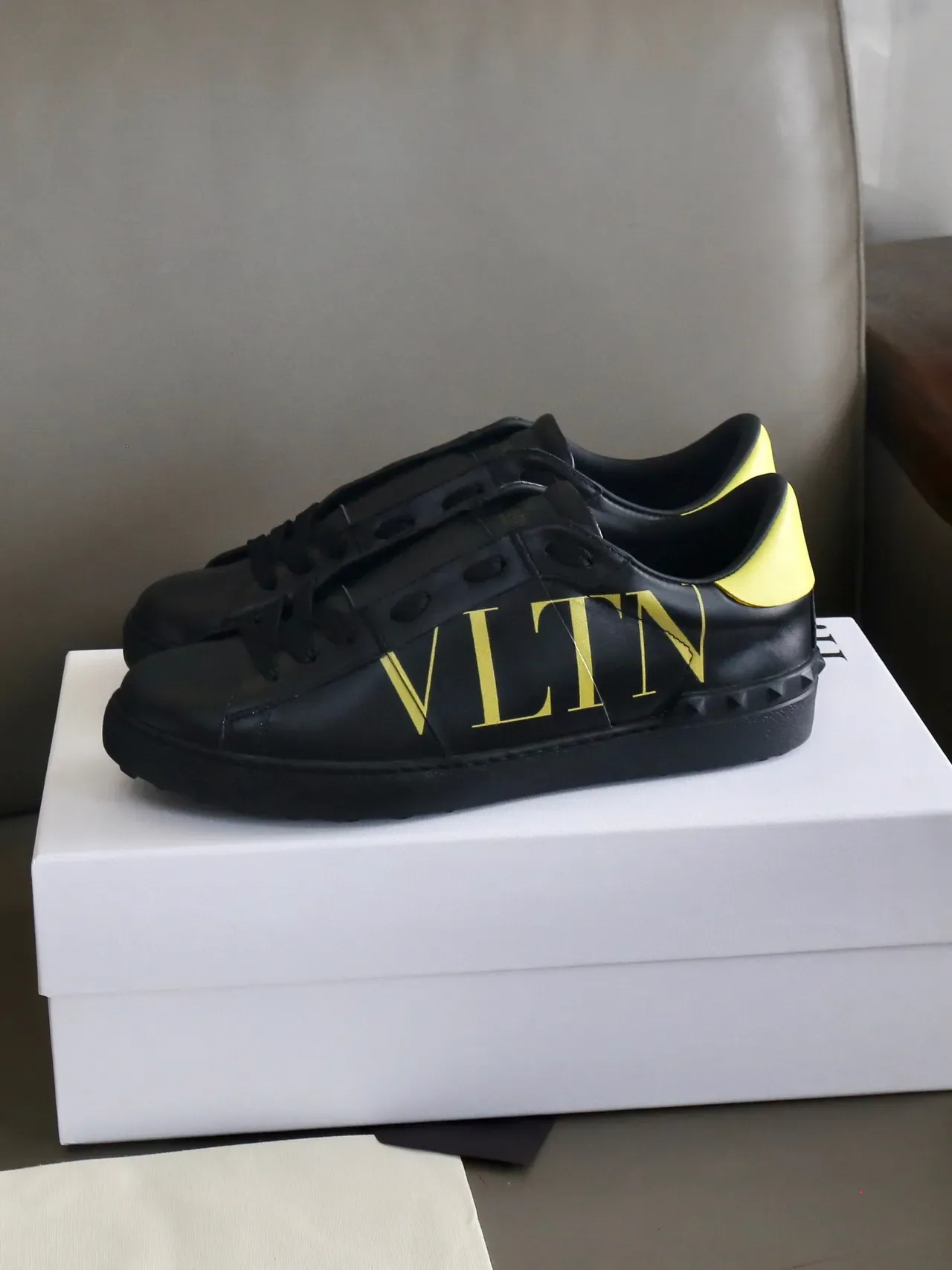 Valentino VLTN sneakers lifestyle en cuir noir et jaune 6