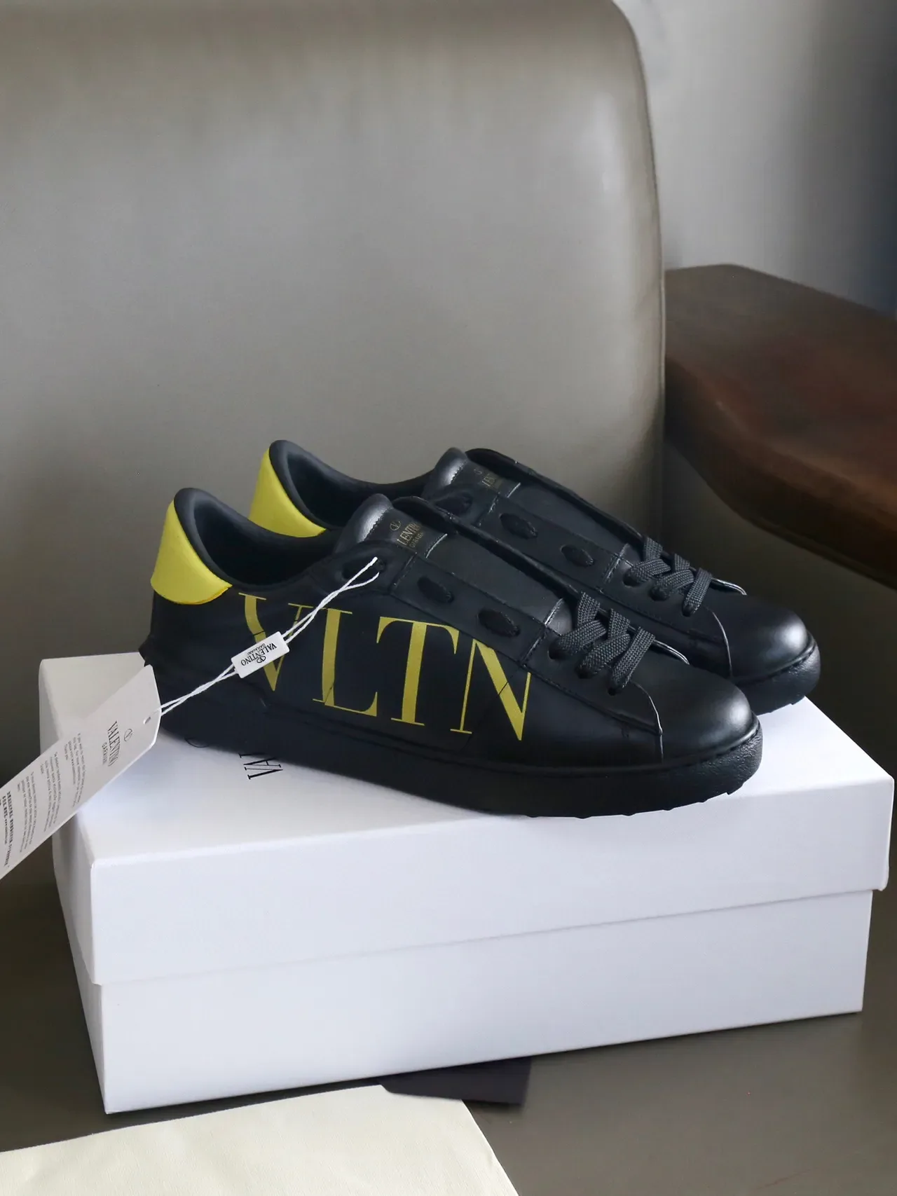 Valentino VLTN sneakers lifestyle en cuir noir et jaune 7
