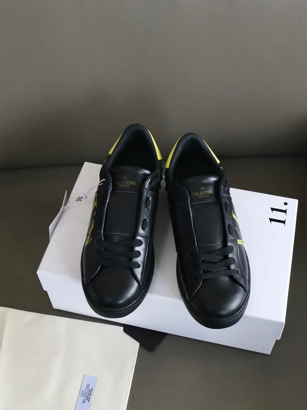 Valentino VLTN sneakers lifestyle en cuir noir et jaune 8
